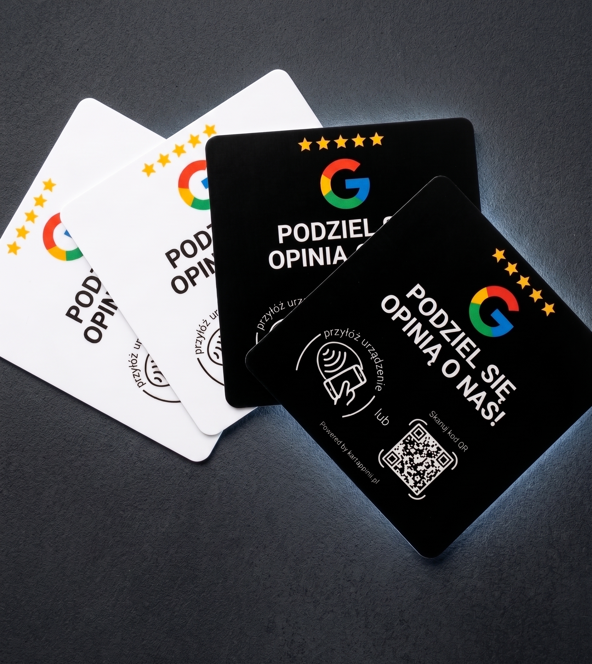 Kobieta zbliżająca kartę NFC do telefonu