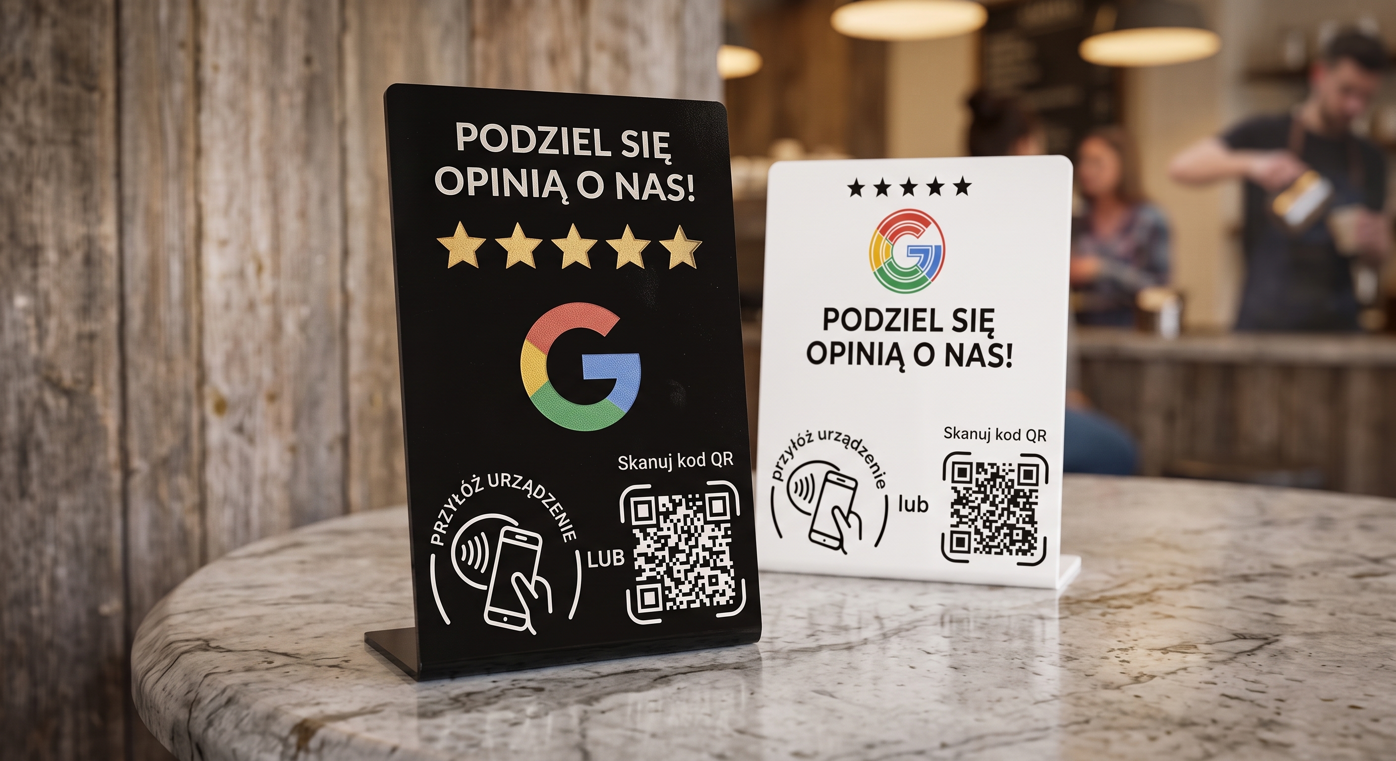 Kobieta zbliżająca kartę NFC do telefonu